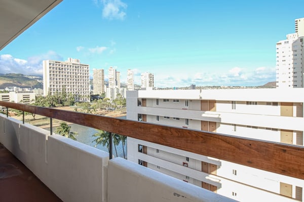 Ocean-view corner condo with fast WiFi & lanai - walk to beach -90 night minimum