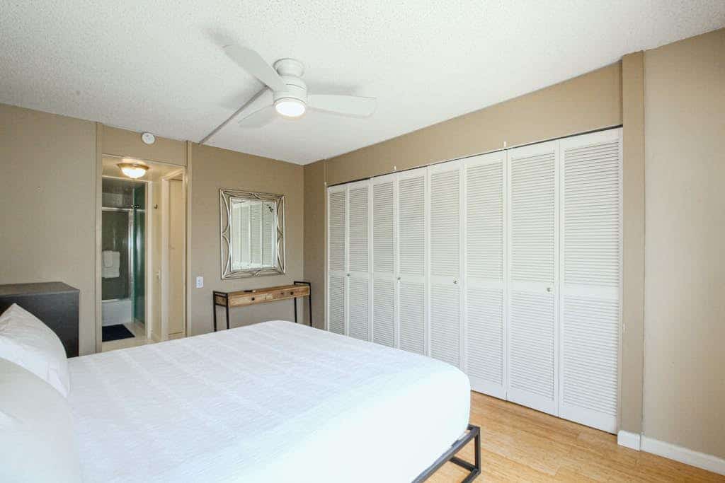 Ocean-view corner condo with fast WiFi & lanai - walk to beach -90 night minimum