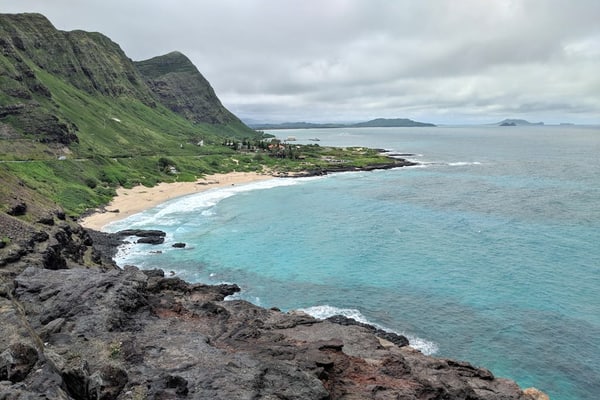 Simple studio with lanai, standing desk, WiFi & great location near beaches
