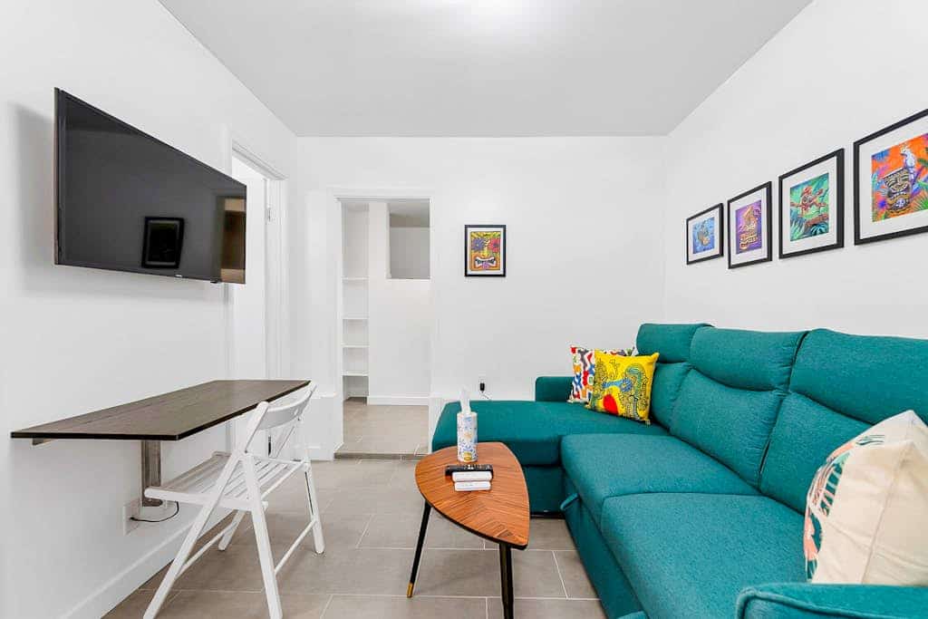 Simple studio with lanai, standing desk, WiFi & great location near beaches