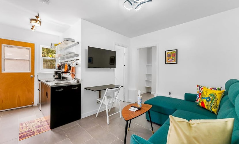 Simple studio with lanai, standing desk, WiFi & great location near beaches