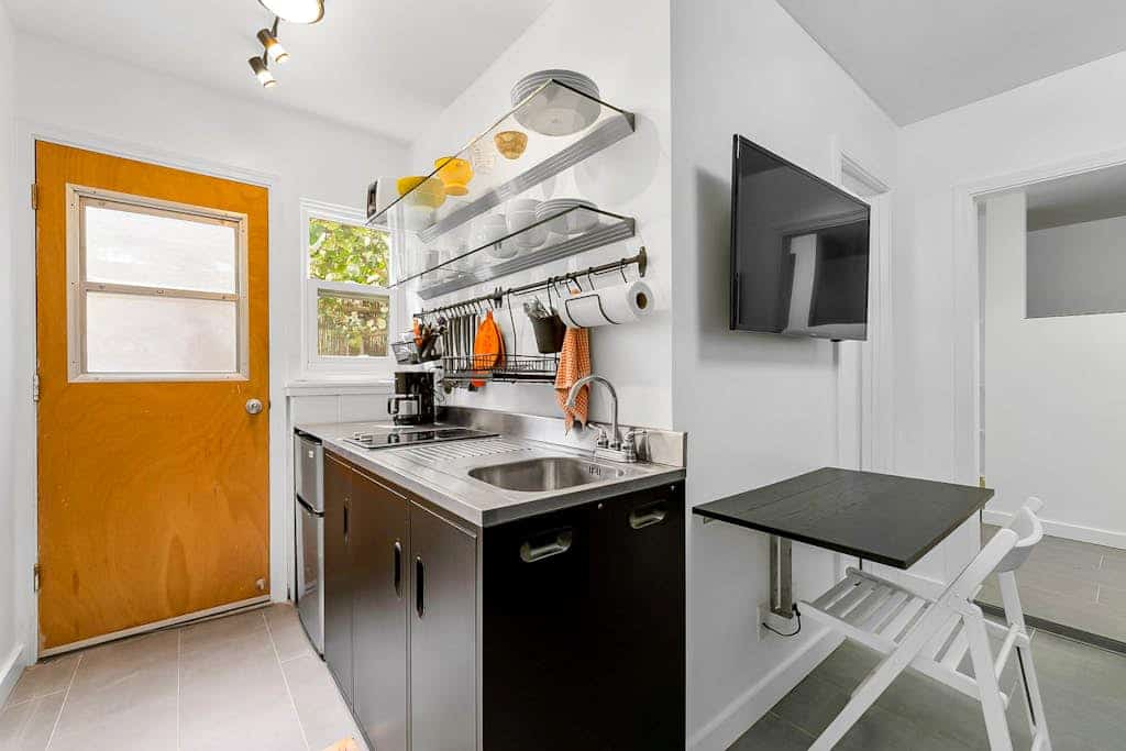 Simple studio with lanai, standing desk, WiFi & great location near beaches