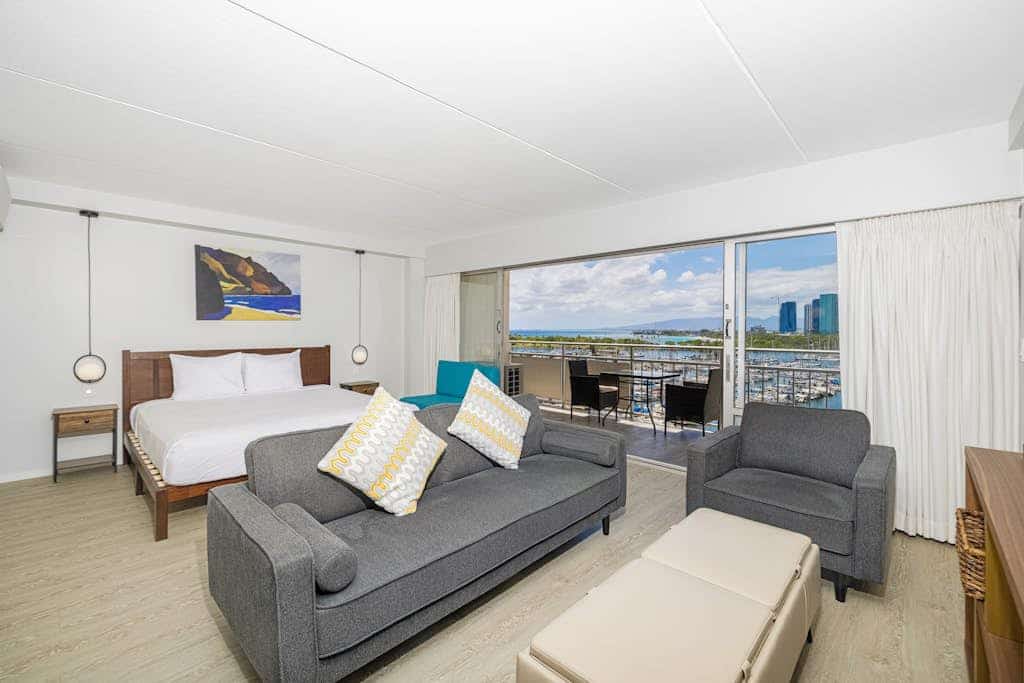 Tropical apartment with amazing water views and shared pools - prime location
