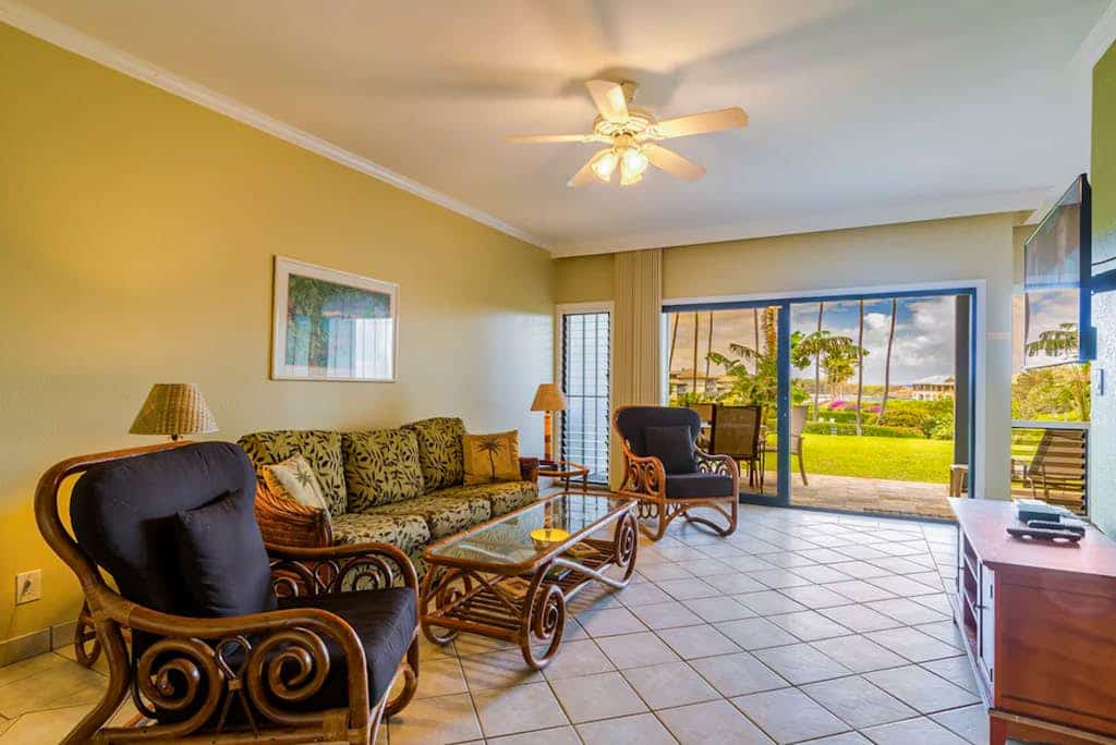 Ground floor condo w/ ocean views, beach access, shared pool and tennis courts