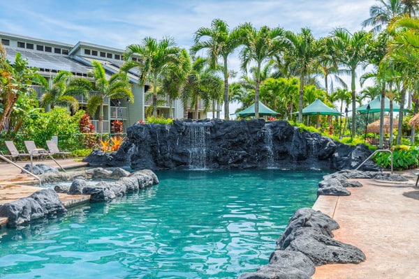 Modern oceanview condo with private lanai, shared pool, hot tubs & tennis court