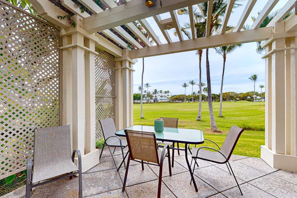 Luxurious 2-story sunset-facing villa on golf course - preferred end location