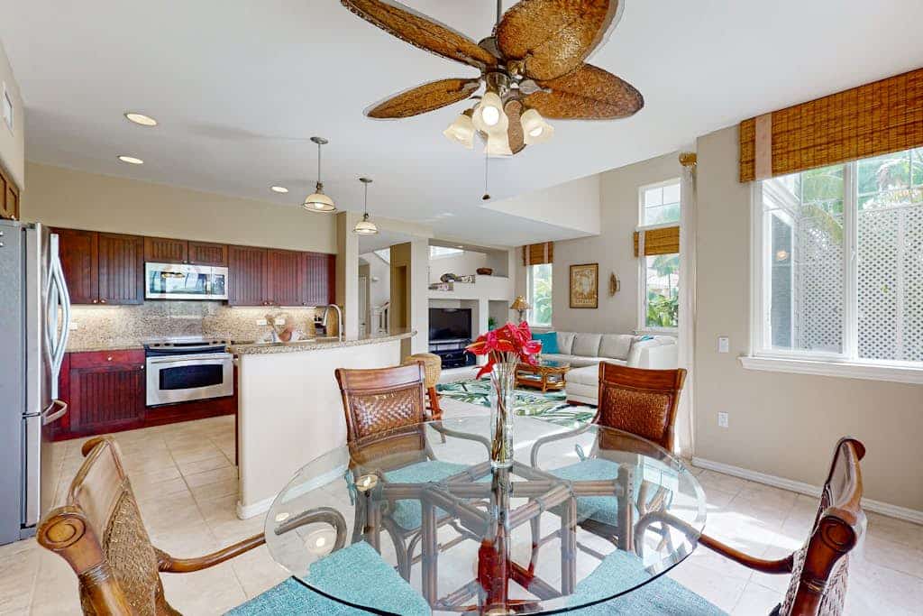 Luxurious 2-story sunset-facing villa on golf course - preferred end location
