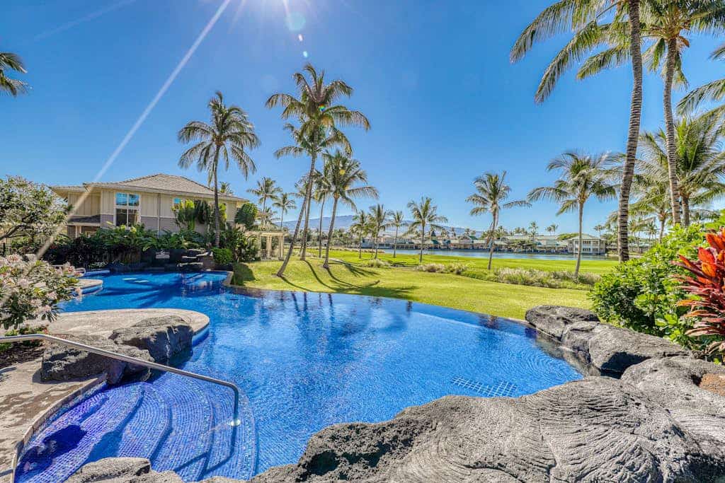 Amazing golf course front condo with lanai, AC, pool, & hot tub