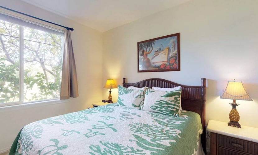 Amazing golf course front condo with lanai, AC, pool, & hot tub