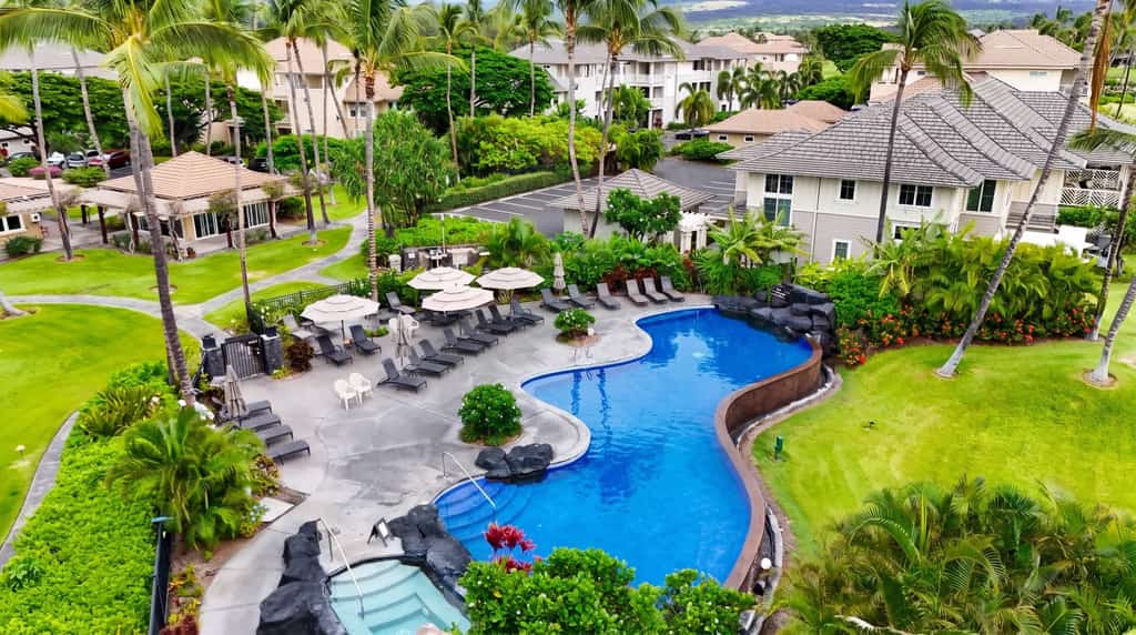 Amazing golf course front condo with lanai, AC, pool, & hot tub