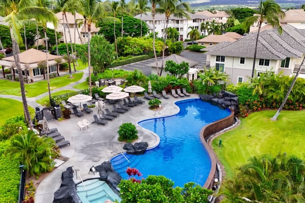 Amazing golf course front condo with lanai, AC, pool, & hot tub