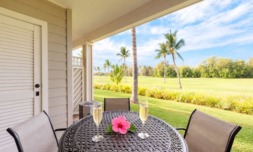 Amazing golf course front condo with lanai, AC, pool, & hot tub