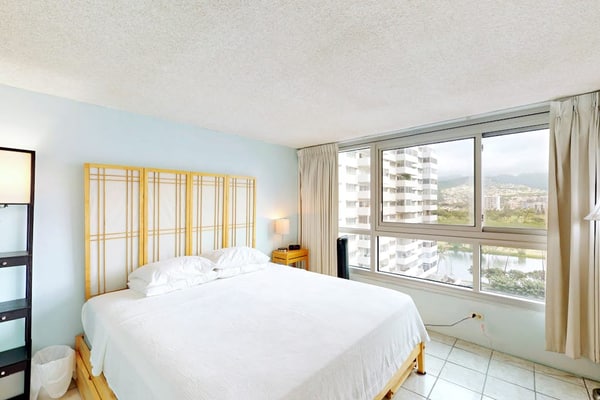 Mountain/city-view condo minutes from island attractions with open layout & W/D