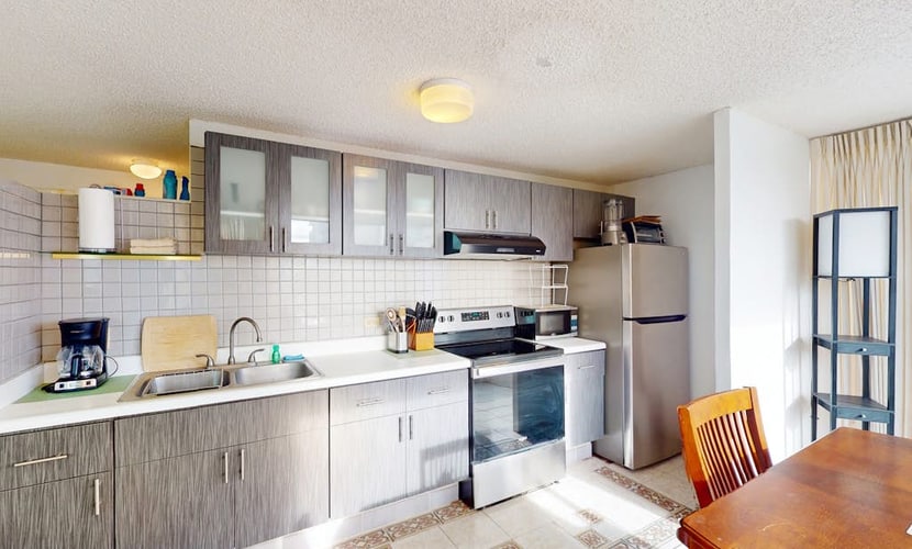 Mountain/city-view condo minutes from island attractions with open layout & W/D