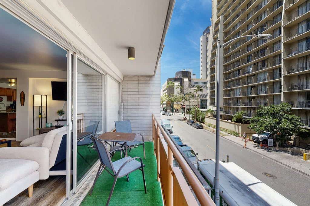 Delightful condo w/ private lanai, shared pool & gas grill - Close to Beach!