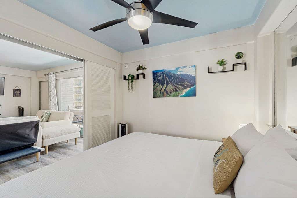 Delightful condo w/ private lanai, shared pool & gas grill - Close to Beach!