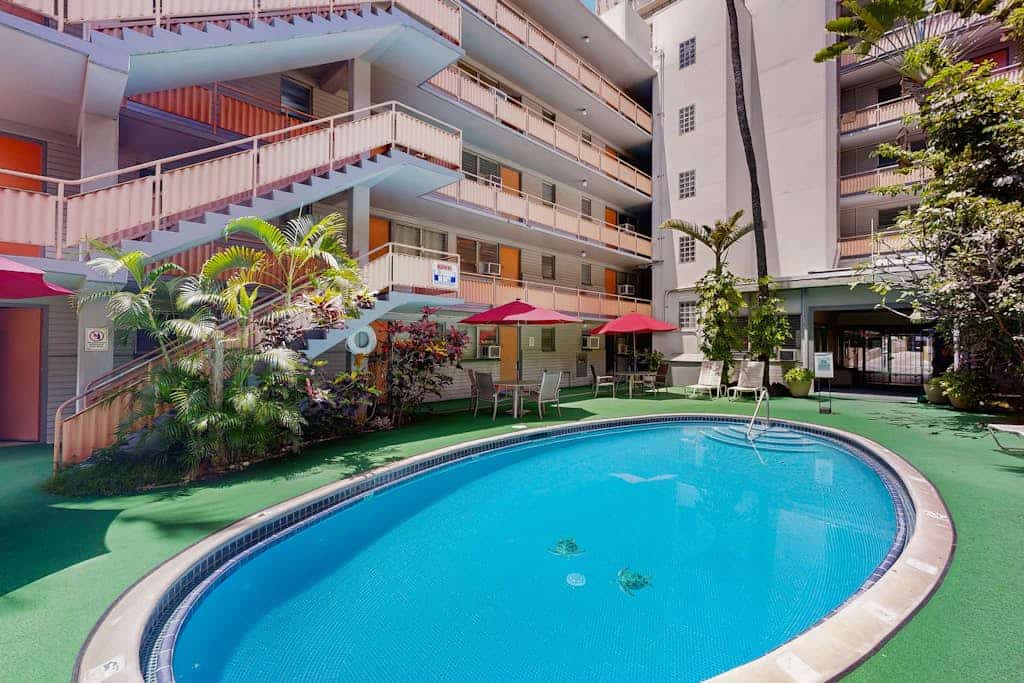 Cozy condo near ocean w/ private lanai, shared pool, gas grill, washer & dryer