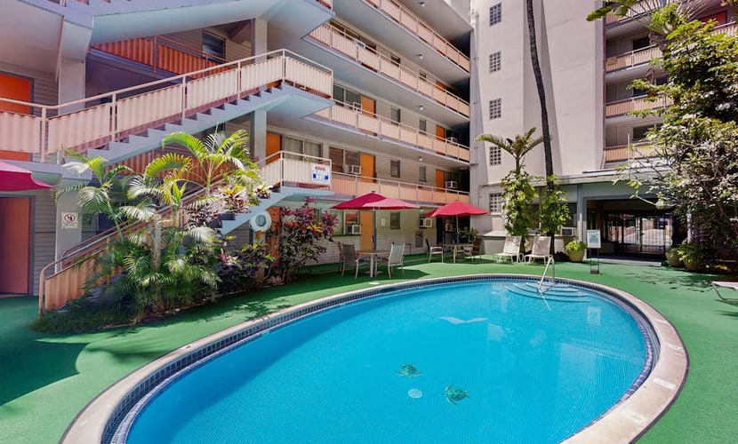 Cozy condo near ocean w/ private lanai, shared pool, gas grill, washer & dryer