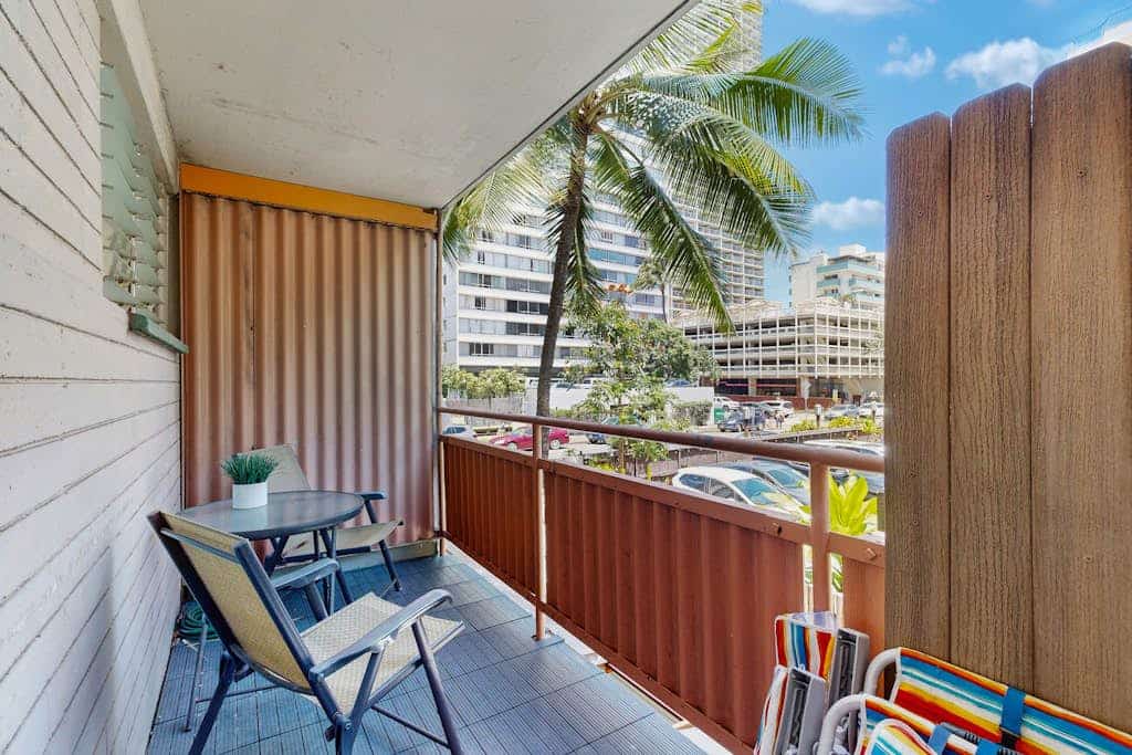 Cozy condo near ocean w/ private lanai, shared pool, gas grill, washer & dryer