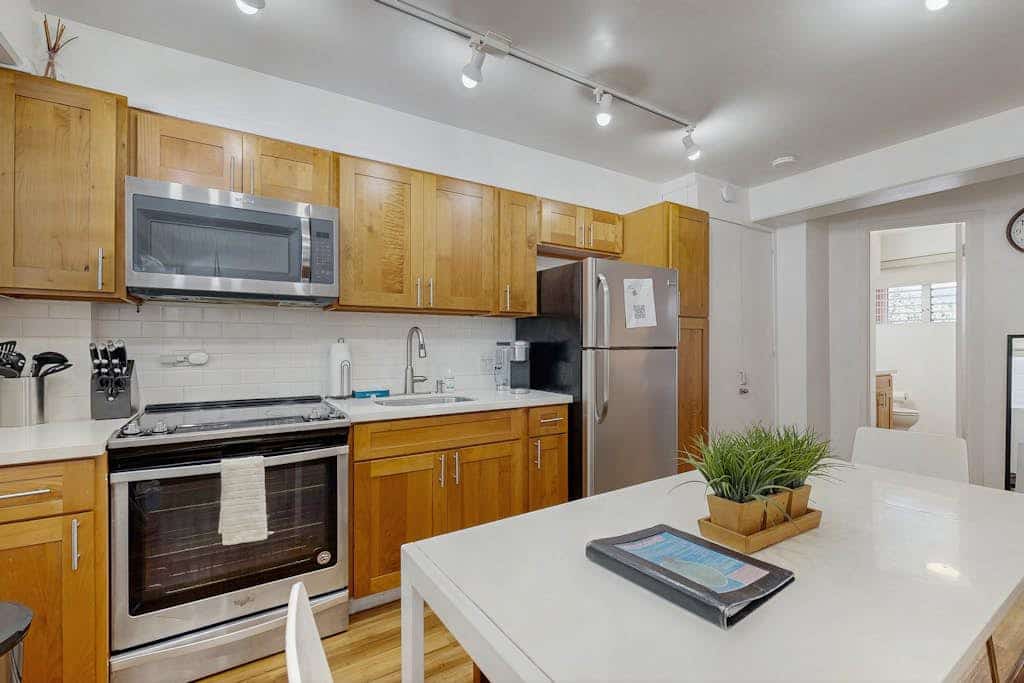 Cozy condo near ocean w/ private lanai, shared pool, gas grill, washer & dryer
