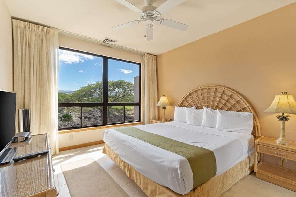 Amazing top-floor condo w/ private lanai, pool, hot tub, tennis court, & gym