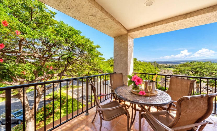 Amazing top-floor condo w/ private lanai, pool, hot tub, tennis court, & gym