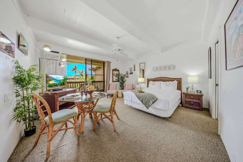 Tropical studio w/ grill area, shared hot tub, outdoor pool & near the beach