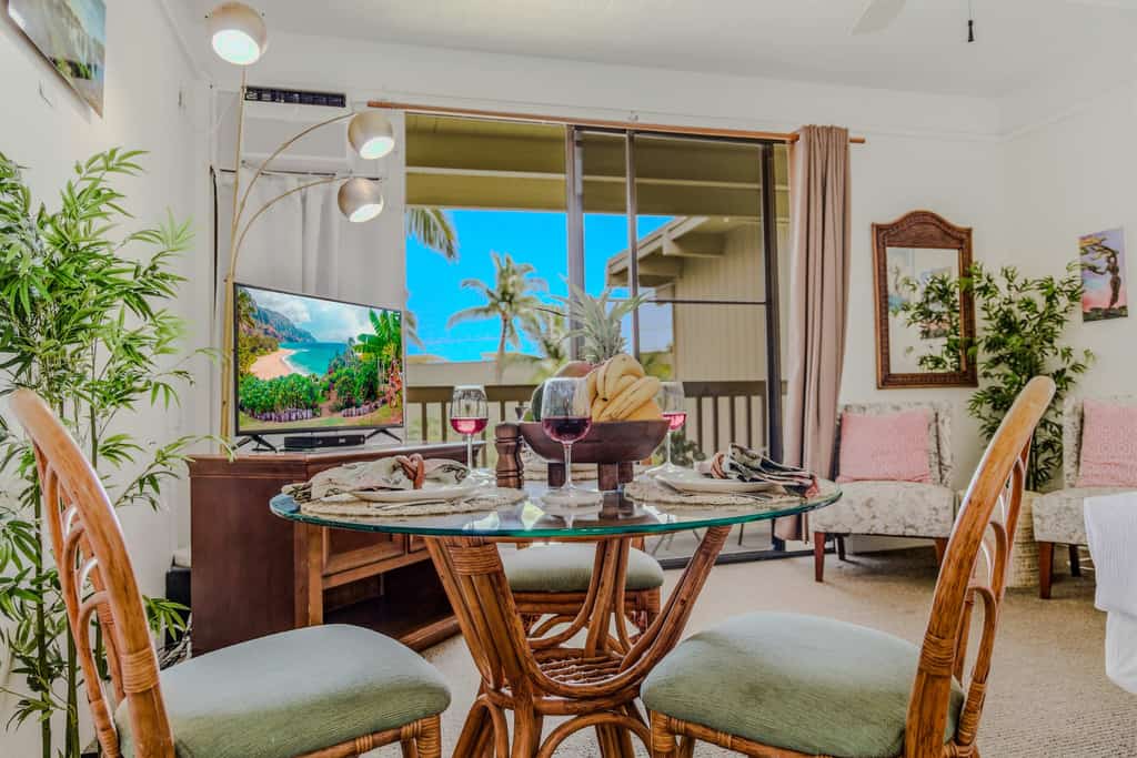 Tropical studio w/ grill area, shared hot tub, outdoor pool & near the beach