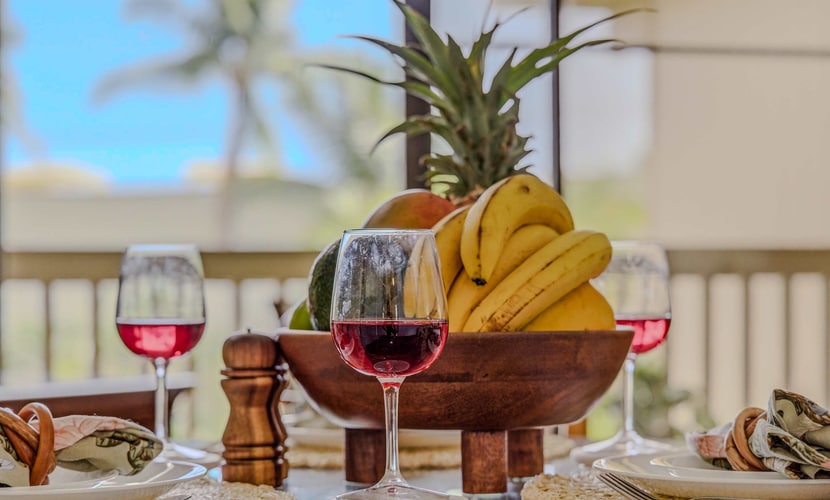 Tropical studio w/ grill area, shared hot tub, outdoor pool & near the beach
