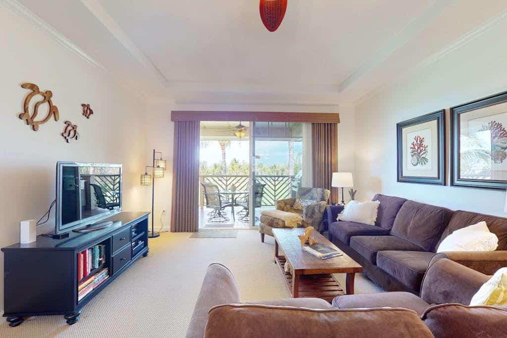 Top level home w/ golf course view, shared pool, hot tub, & open-air gym