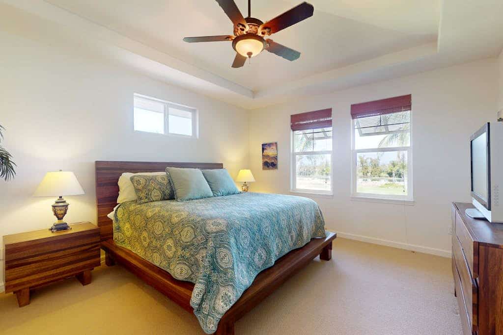 Top level home w/ golf course view, shared pool, hot tub, & open-air gym