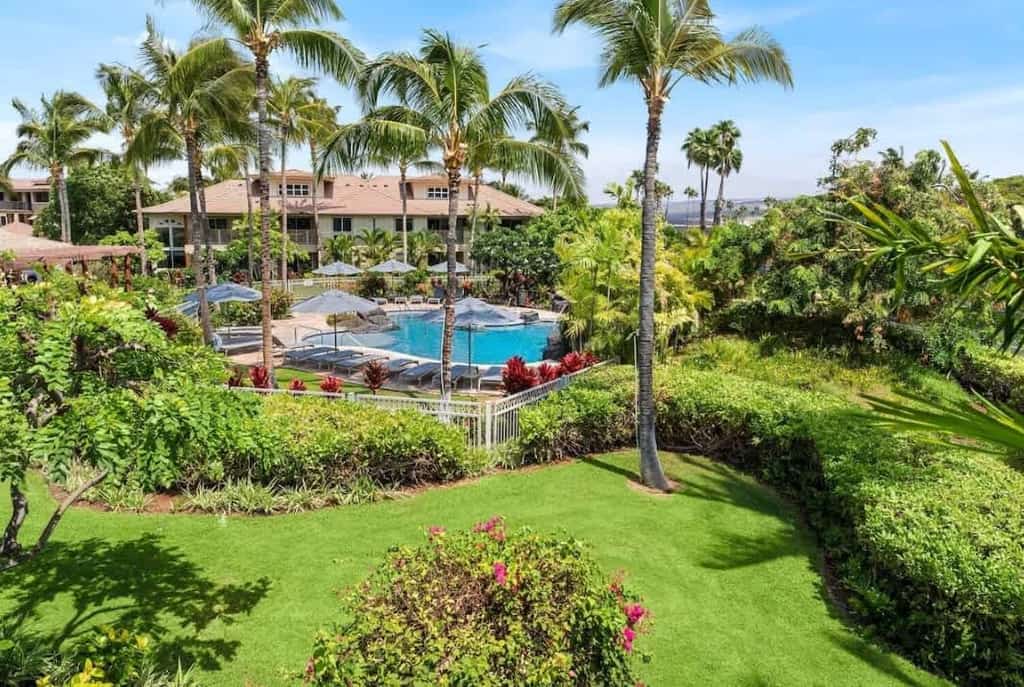 Top level home w/ golf course view, shared pool, hot tub, & open-air gym