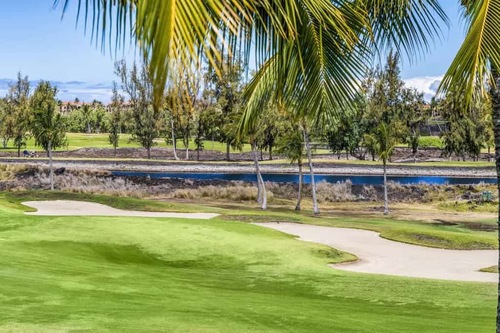 Top level home w/ golf course view, shared pool, hot tub, & open-air gym