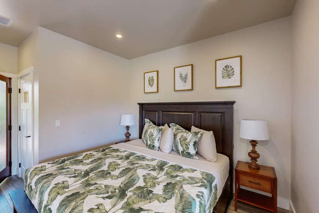 Newer-built studio with WiFi, TV, & walk-in shower - Triathlon Retreat