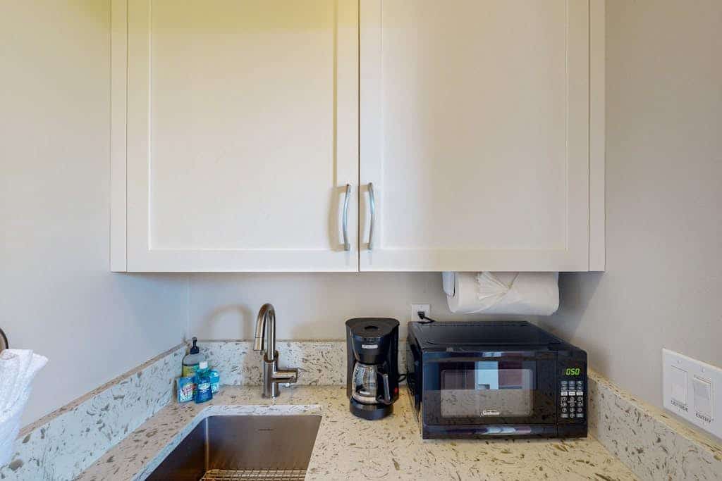 Newer-built studio with WiFi, TV, & walk-in shower - Triathlon Retreat