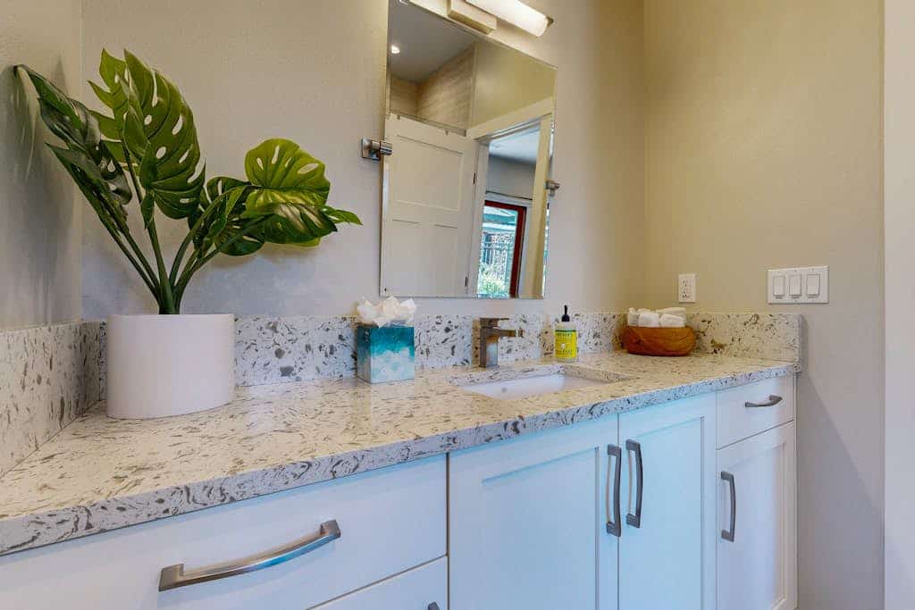 Newer-built studio with WiFi, TV, & walk-in shower - Triathlon Retreat