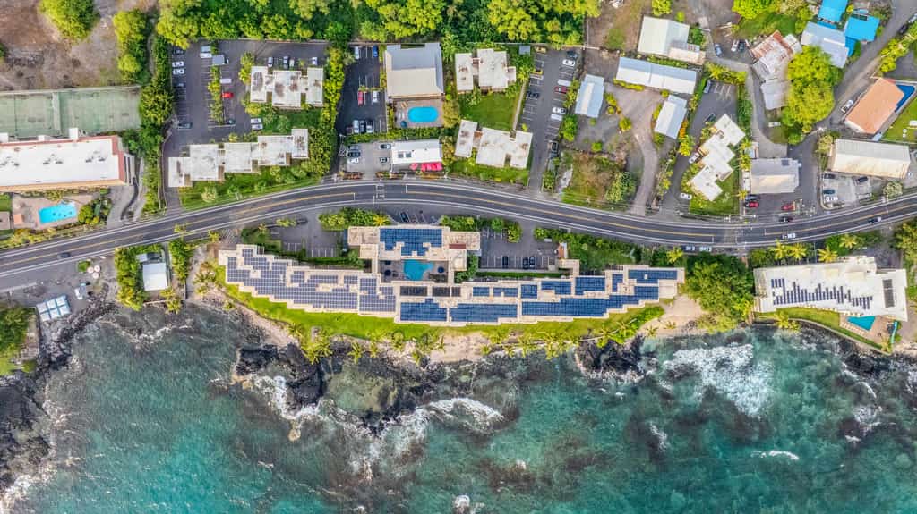 Hawaiian condo w/shared hot tub & pool/free WiFi/balcony - near eateries/beach