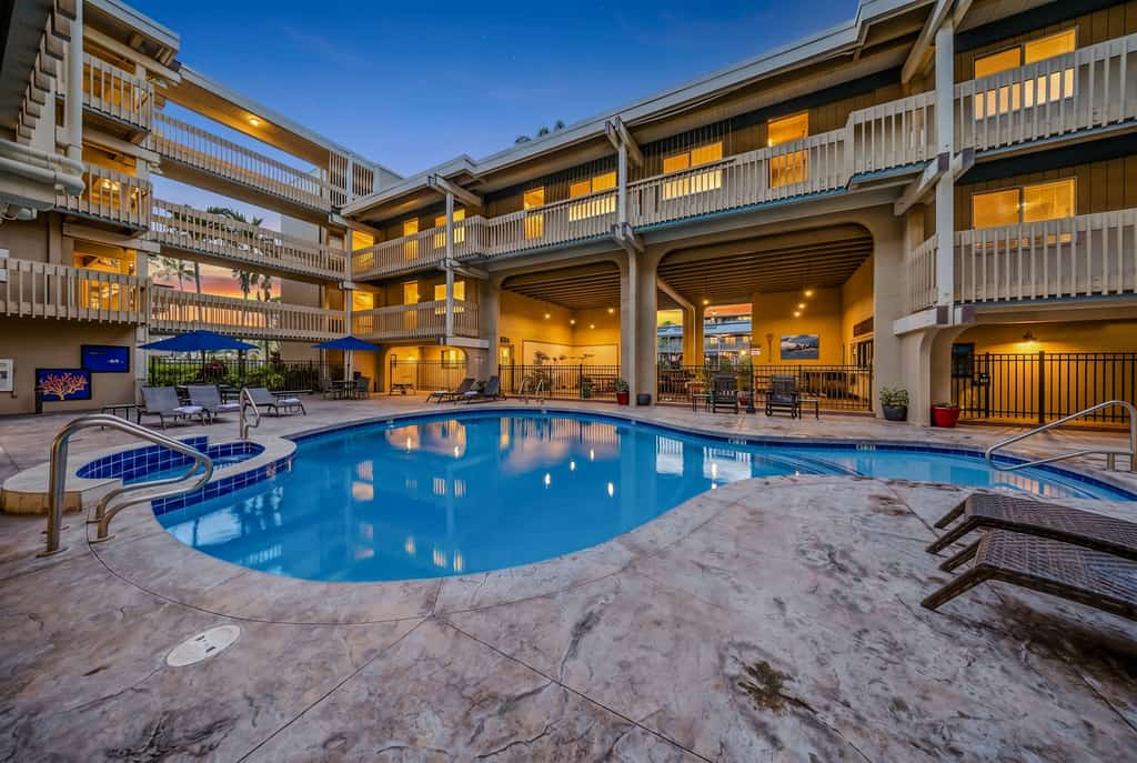 Chic oceanfront condo with full ocean views, pool & hot tub