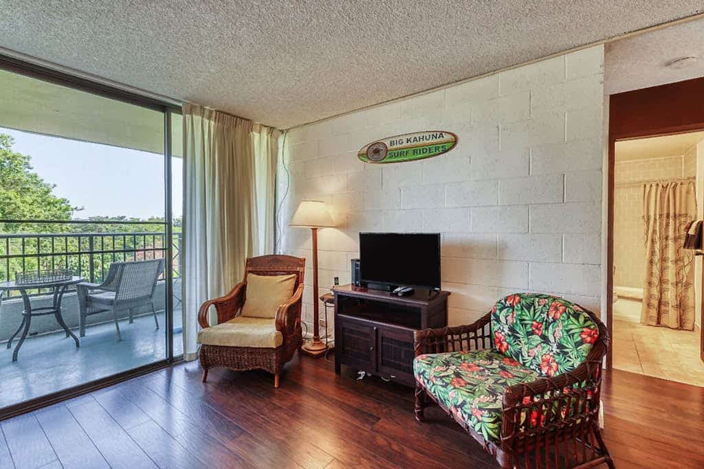 Classic Mid-Century Condo near the Ocean w/Private Lanai & Shared Pool