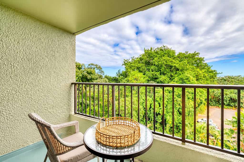 Classic Mid-Century Condo near the Ocean w/Private Lanai & Shared Pool