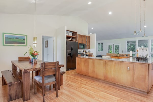 Bright home by the volcano with lanai, grill, open kitchen & fireplace