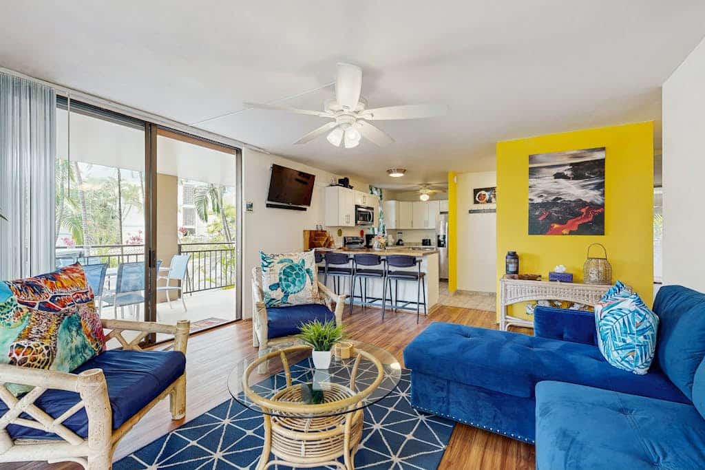 Chic condo in oceanfront complex with resort amenities & wraparound lanai