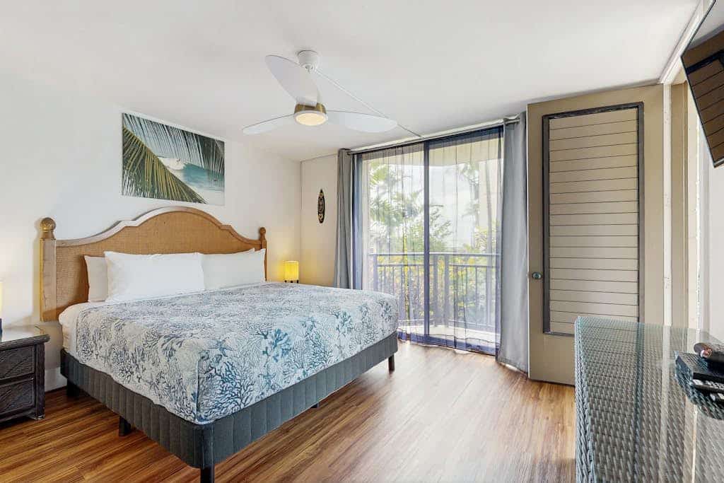 Chic condo in oceanfront complex with resort amenities & wraparound lanai