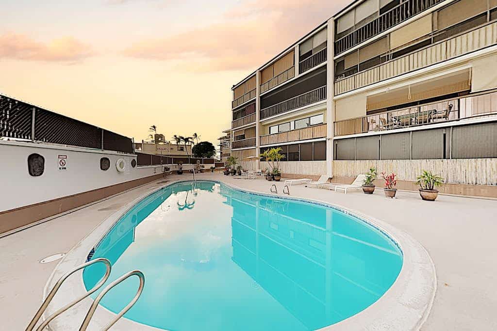 Lovely beach condo with lanai, AC, modern kitchen, pool & grills - walk Old Town