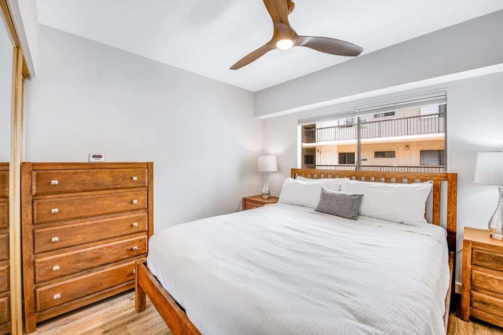 Lovely beach condo with lanai, AC, modern kitchen, pool & grills - walk Old Town