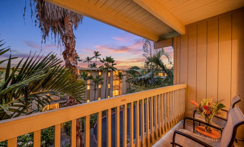 Comfortable condo near shopping/dining, stunning beaches, shared hot tub & pool