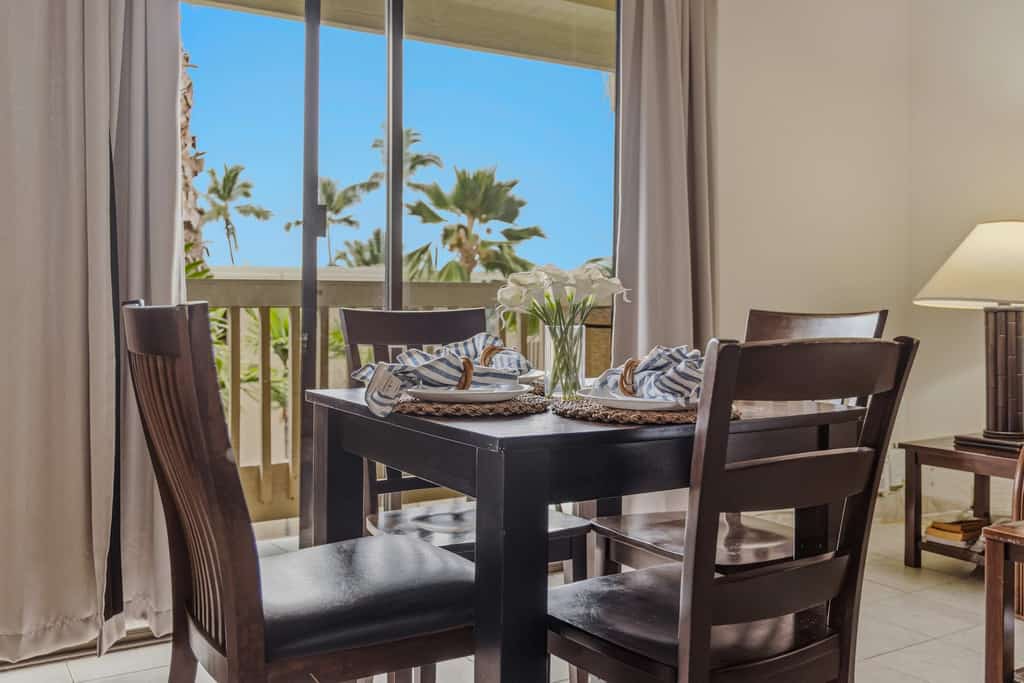 Comfortable condo near shopping/dining, stunning beaches, shared hot tub & pool