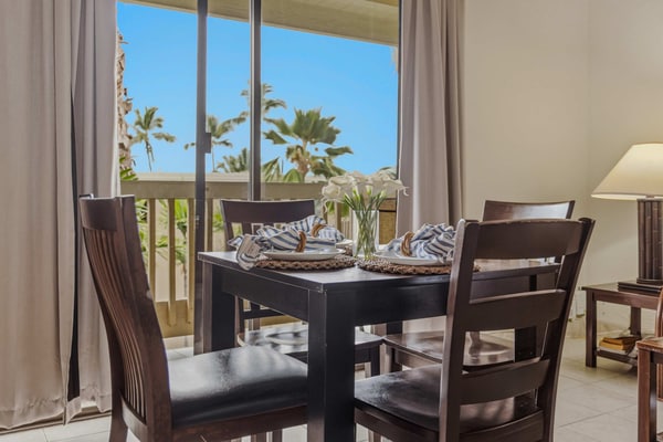 Comfortable condo near shopping/dining, stunning beaches, shared hot tub & pool