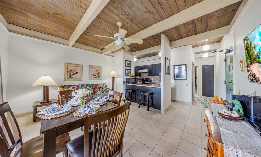 Comfortable condo near shopping/dining, stunning beaches, shared hot tub & pool