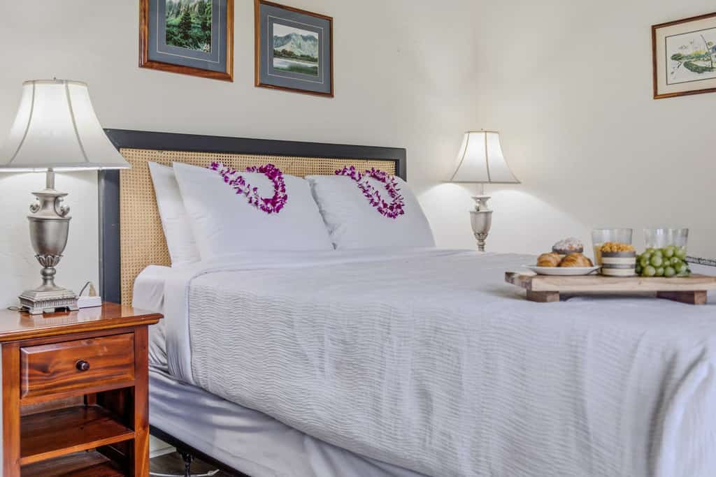 Comfortable condo near shopping/dining, stunning beaches, shared hot tub & pool